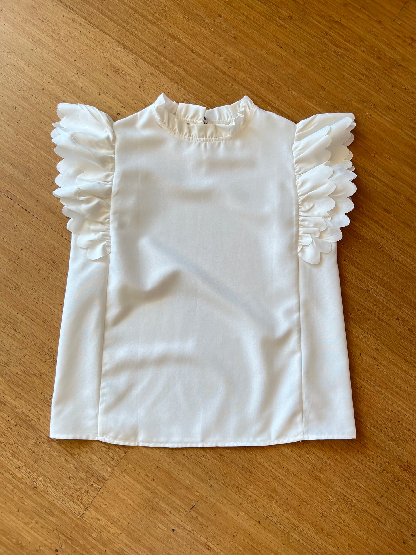 WHITE SCALLOP TOP