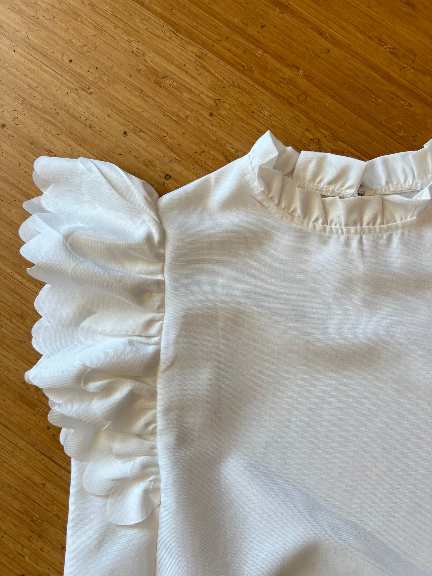 WHITE SCALLOP TOP